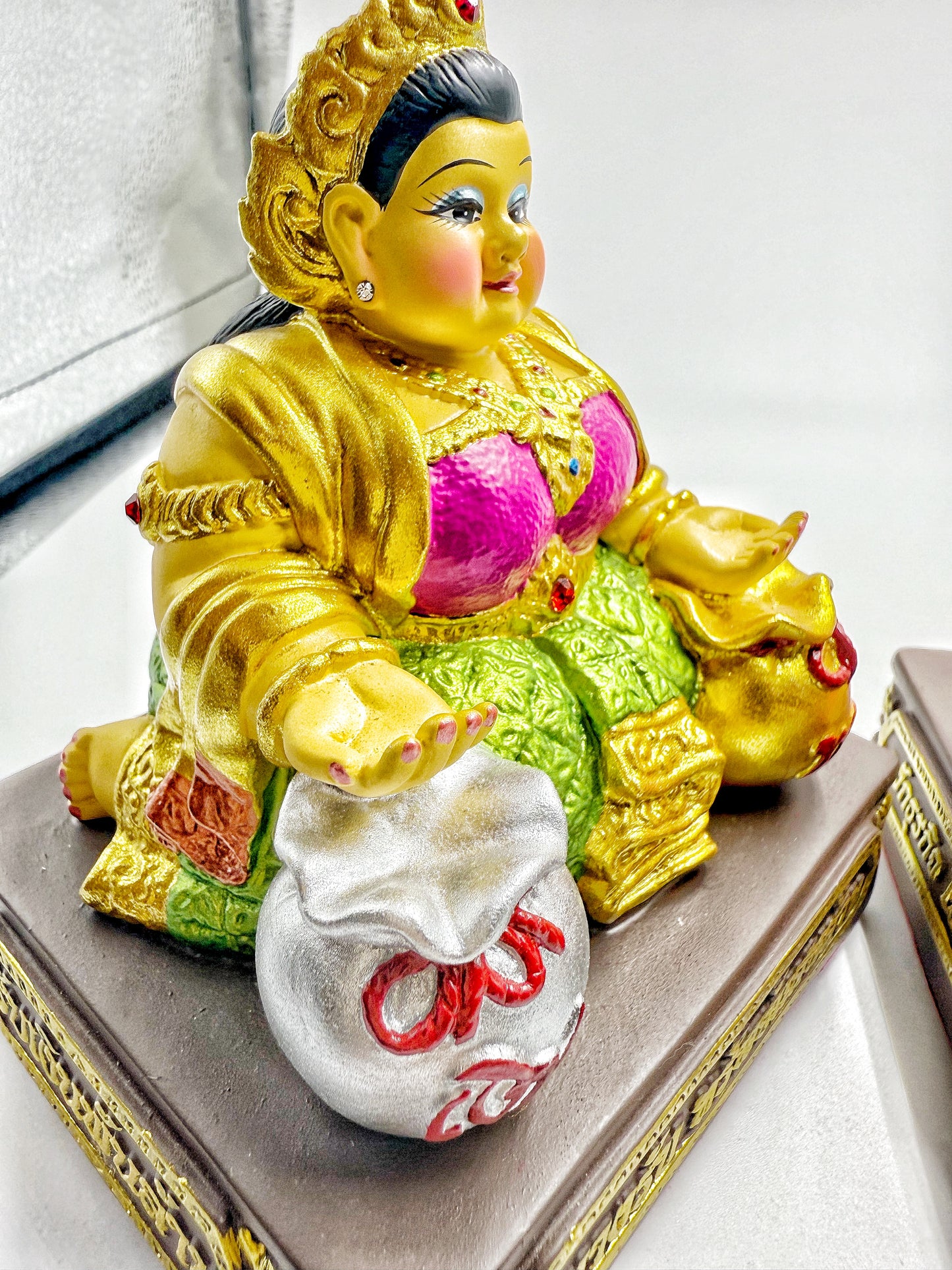 孔雀王 － 招財女神 x 守財女神供奉型一對 （ 中尺寸）