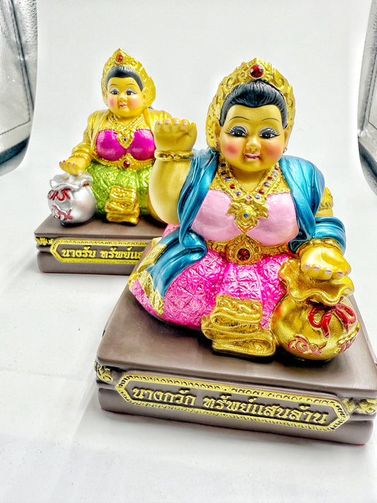 孔雀王 － 招財女神 x 守財女神供奉型一對 （ 中尺寸）